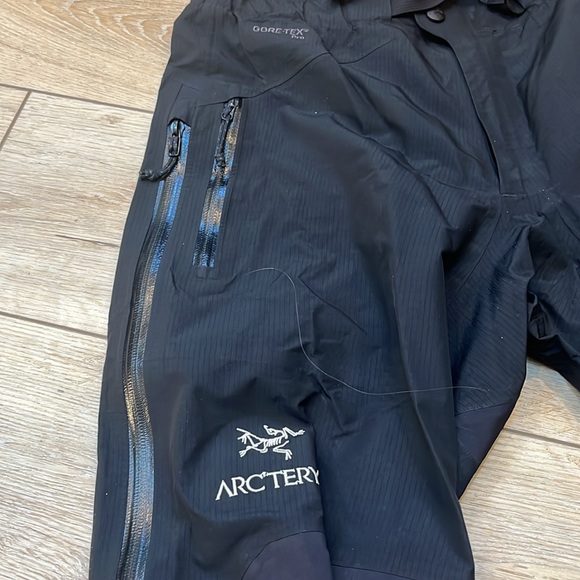 Small woman’s Arc’teryx Gortex ski pants. Very lightly used. - Picture 5 of 9